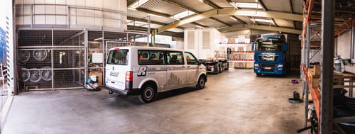 Lager mit Equipment und Fahrzeugen