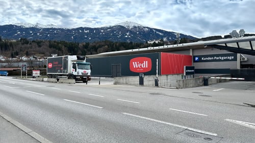 Einfahrt der Firma Wedl in Innsbruck bei Tag mit schönem Himmel