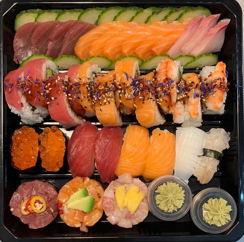 Vassoio misto fatto su richiesta di un cliente. Sashimi misto, rainbow rols, mix di nighiri, tris di tartar.