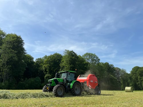Tracteur Deutz-Fahr 6115C presse KUHN VB 3260