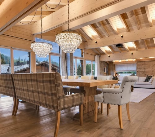Wunderschön nach Mass hergestellter Esstisch mit Sitzbank, vervollständigt den wunderschönen Wohnzimmerbereich in einer Bergwohnung