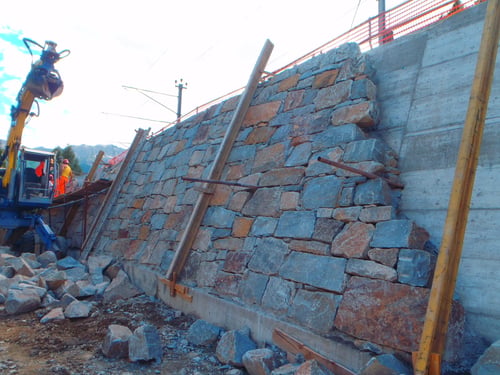 Vecellio Costruzioni: Natursteinmauer RhB