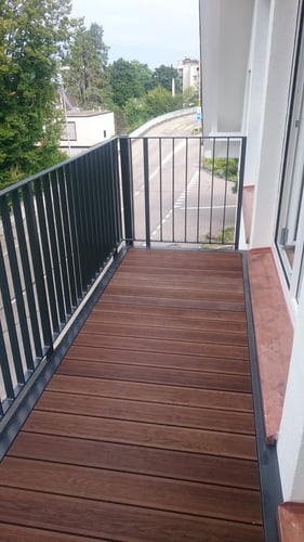 Oberes Balkongeländer am zweistöckigen Balkonanbau