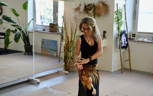 Hula-Workshops – Hawaiianischer Tanz, inspiriert von Hawaii. Sanfte, fliessende Bewegungen, die Geschichten erzählen und Weiblichkeit und Lebensfreude ausdrücken.