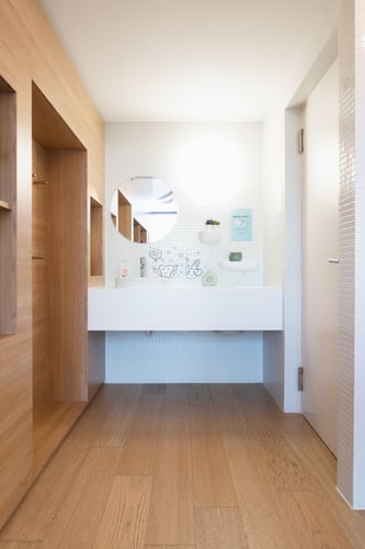 Espace sanitaire de la clinique Ardentis Ecublens EPFL, entretenu avec soin pour garantir hygiène, confort et bien-être aux patients.