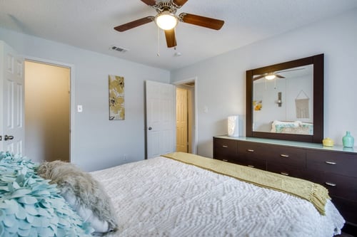 Spacious Bedroom With Closet at CLEAR Property Management , Wildwood Apartments, Austin