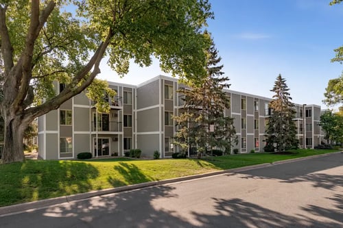 Property courtyard at Lou Park in St. Louis Park, MN 55426