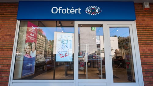 Ofotért üzlet bejárata Dunaújvárosban, a Dózsa György út 4/B alatt.