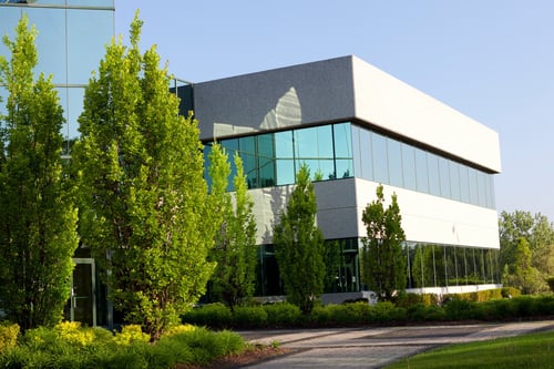 Bürogebäude mit Glasfassade – REAL ENERGIE begleitet Firmen und Immobilienverwalter bei der effizienten Energieversorgung und smartem Energiemanagement.