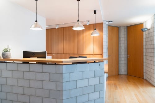 Accueil de la clinique dentaire Ardentis Neuchâtel Seyon, un espace moderne et chaleureux où notre équipe accompagne chaque patient avec professionnalisme et bienveillance.