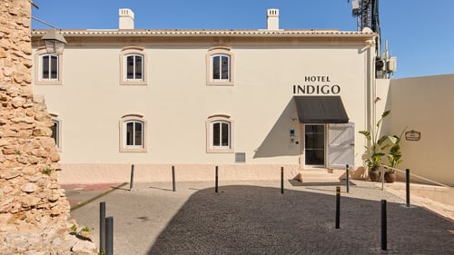 The welcoming entrance of the Hotel Indigo Albufeira.