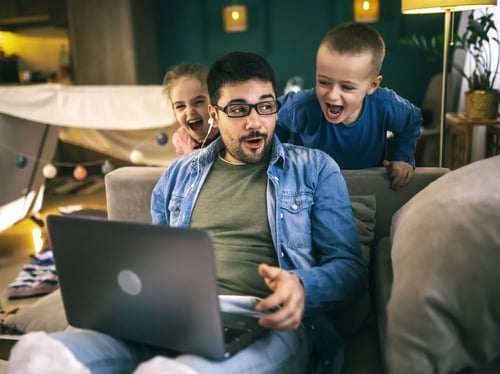 A happy father, with his 2 kids, who got connected with Quantum Fiber