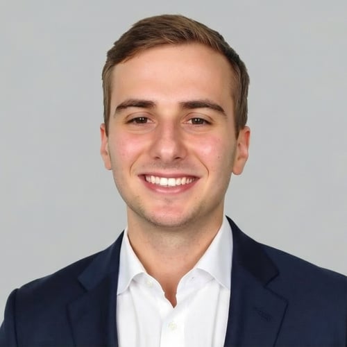 Headshot of Eli Ishakis, a wealth advisor at Chase