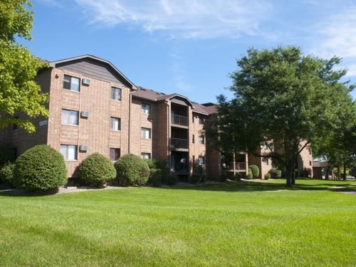 Outside View of Eden Glen Apartments, Eden Prairie, MN 55344