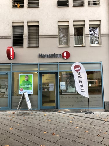 Hansaton Hörkompetenz-Zentrum Schulgasse 18, Dornbirn von der gegenüberliegenden Straßenseite kommend