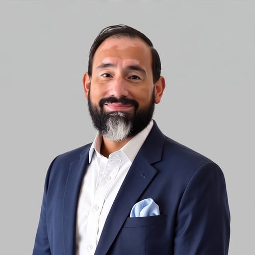 Headshot of Roland Salazar, a wealth advisor at Chase