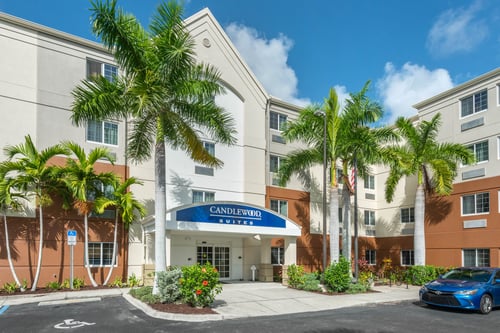 Stay with our hotel located in the heart of Fort Myers, FL.