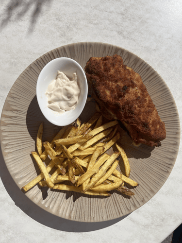 Le Napoléon. Imposant, gourmand... l’Empereur de l’assiette ! Un beau bébé de ~280gr de blanc de poulet, jambon et fromage à raclette, sauce mousquetaire