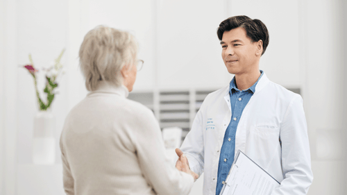 Radiologe Dr. med. Michael Ho mit einer Patientin im MRT-Zentrum in Münster powered by ARISTRA