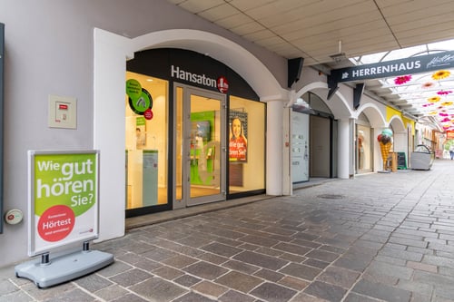 Hansaton Hörkompetenz-Zentrum Dr.-Adalbert-Heinrich-Straße 1, Fürstenfeld, von Links kommend