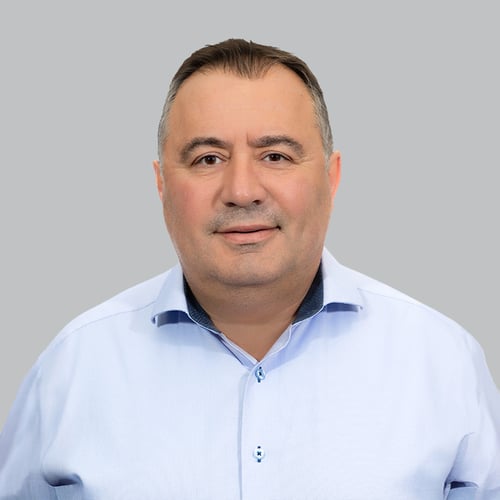 Headshot of Qamil Dervishi, a wealth advisor at Chase