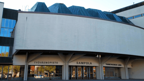 Työväenopiston Sampolan toimipisteen pääovet.