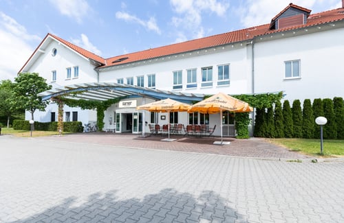 The exterior view with terrace at Garner Hotel Cottbus Süd.