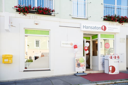 Hansaton Hörkompetenz-Zentrum Hauptplatz 11, Neulengbach von der gegenüberliegenden Straßenseite kommend