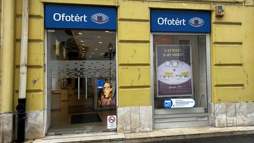 Ofotért üzlet bejárata Székesfehérváron, a Fő utca 3. számnál.