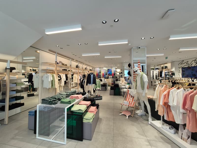 Close Up - Store