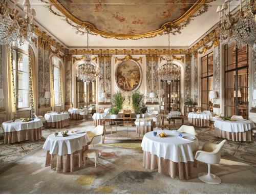 Vue d'ensemble de Le Restaurant le Meurice Alain Ducasse avec les meubles, les lustres, les plantes et la nourriture sur les tables, au Meurice, Paris.
Large view of Le Restaurant le Meurice Alain Ducasse with the furnitures, the chandeliers, the plants and the food on the tables, at Le Meurice, Paris.