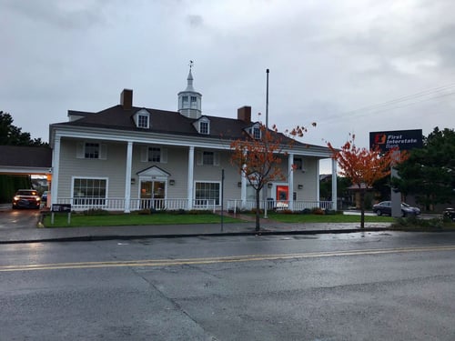 Exterior image of First Interstate Bank in Seaside, Oregon.