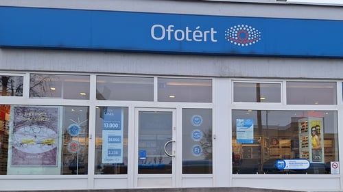 Ofotért üzlet homlokzata Budapesten, a Ferihegyi út 74. alatt.