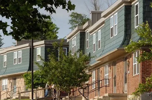 Building Exterior View at Hawthorne Place Apartments, Independence, MO, 64056