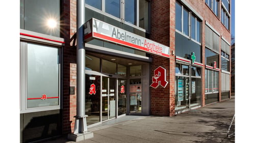 Aussenansicht der Abelmann-Apotheke im Timon-Carrée