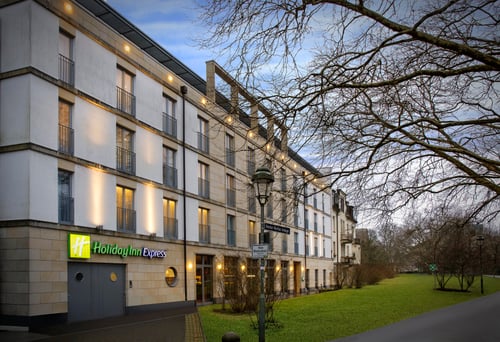 Holiday Inn Express in a leafy area a short walk from the centre.