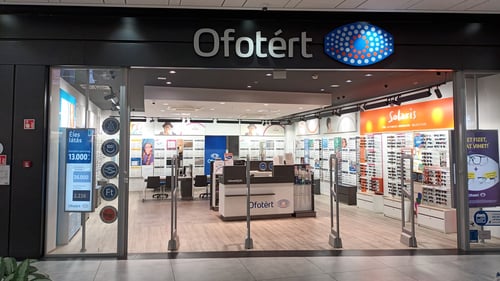 Ofotért üzlet bejárata Budapesten, a Shopmarkban az Üllői út 201. alatt.