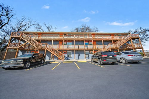 building exterior at Cimarron Apartments in Independence, MO 64052