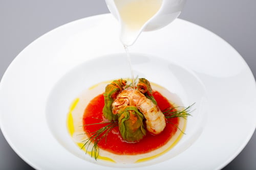 Involtino di scampi e fiori di zucchina intiepiditi, carpaccio di pomodoro cuore di bue ai sentori di basilico, insaporito alla sua calda essenza