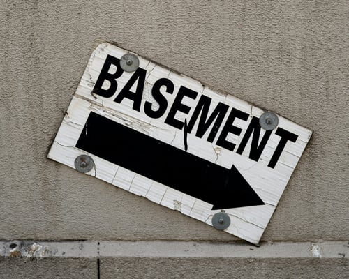 Sign saying 'basement' and an arrow below.
