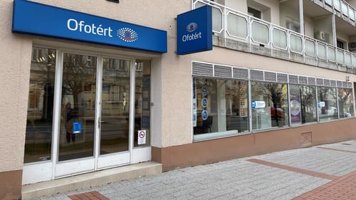 Ofotért üzlet bejárata Nagykanizsán, a Fő út 18–20. számnál.