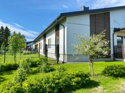 Toimipisteen ulkokuva. Kuvassa valkoinen rakennus, sininen taivas ja vehreä ympäristö.