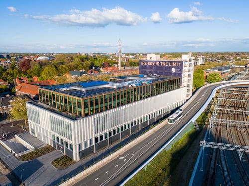 Exterieur van een modern en duurzaam kantoor gelegen in een stedelijke omgeving.