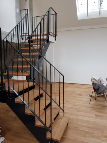 Treppe mit Holztritten und Staktengeländer