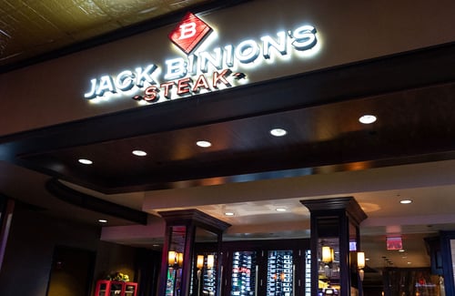 We know what gamblers are hungry for. Nothing compliments world-class gambling like the finest cuts of USDA Midwestern dry-aged, on-the-bone steak, plus delicious seafood, and pasta.&nbsp; Jack Binion?s Steak has upped the ante in fine dining, so go all-in on this classic steakhouse experience. Relive the golden age of casino glamor with leather-wrapped banquettes, rich wood details, crisp linens, and impeccable service. Located just off the casino floor, Jack Binion’s elevates your evening of casino excitement at Horseshoe Indianapolis.