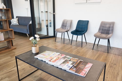 Salle d'attente de la clinique dentaire Ardentis Renens, aménagée dans un cadre moderne, lumineux et confortable pour accueillir les patients avant leur rendez-vous.