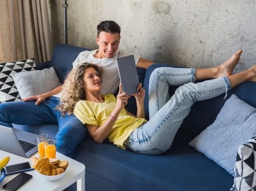 Couple on a couch experience the Quantum Fiber difference