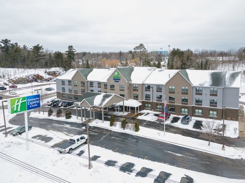 Welcome to Holiday Inn Express & Suites Marquette