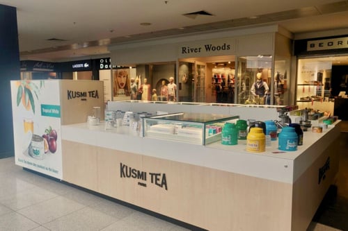 Votre boutique Kusmi Tea Woluwe-Saint-Lamber propose une large gamme de thés et infusions bio Made in France ainsi que des coffrets cadeaux et accessoires à thé.