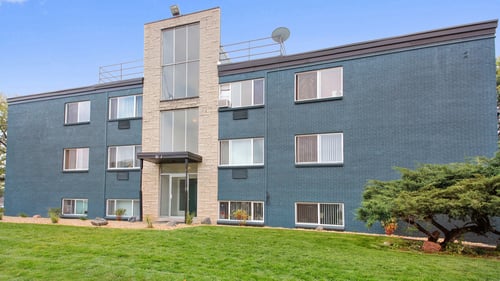 Lush Green Landscape at Stratford Plaza South, Denver